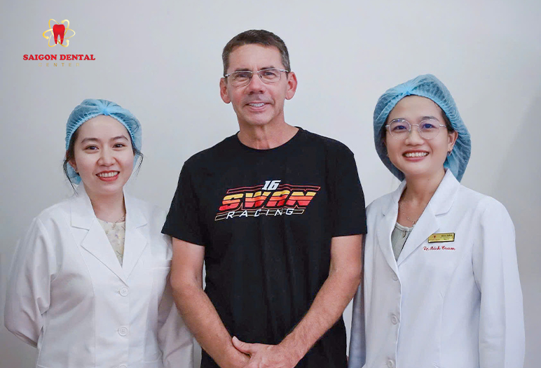 Dr. Nguyen Phi Yen and patient post All-on-6 aesthetic restoration.