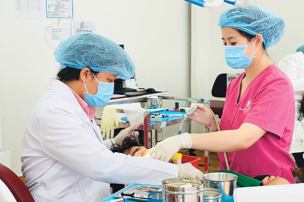 dentist Строгие стандарты гигиены: Надлежащая медицинская форма, шапочки для волос и стерильные перчатки